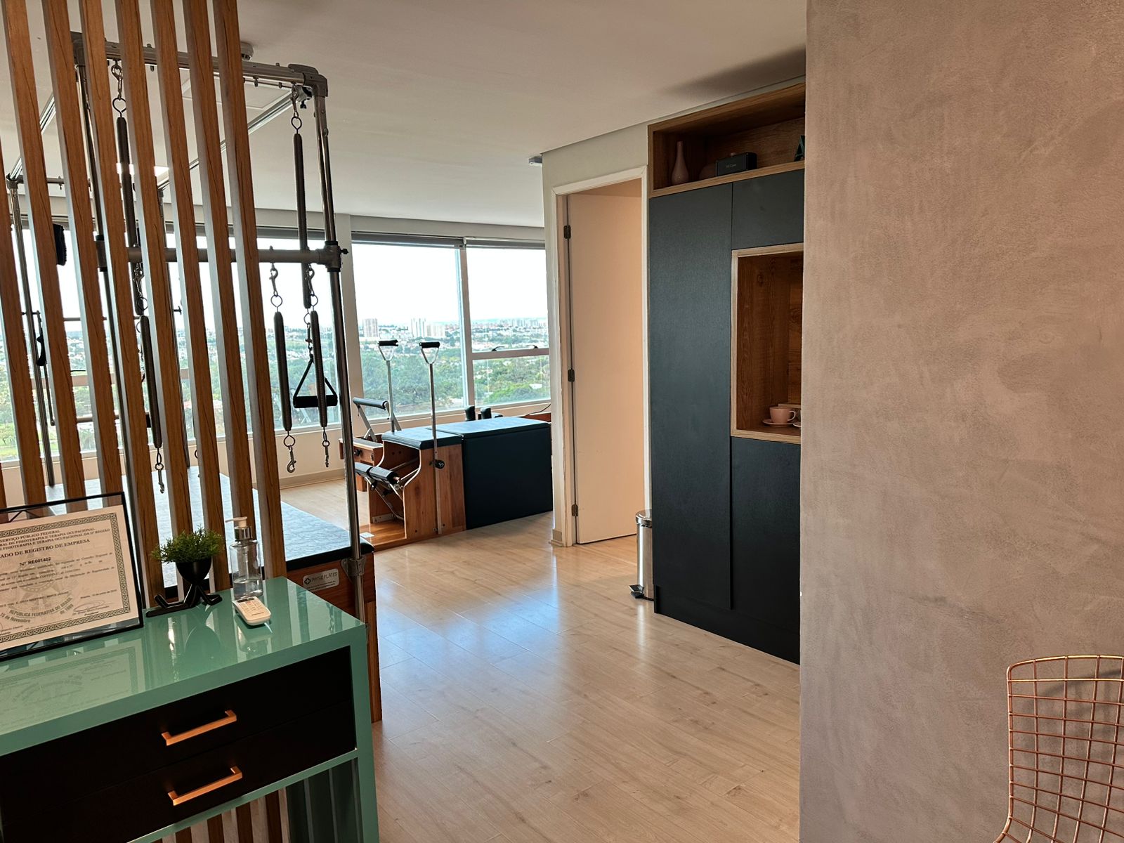 Corredor interno da clínica com equipamentos de suspensão e design moderno